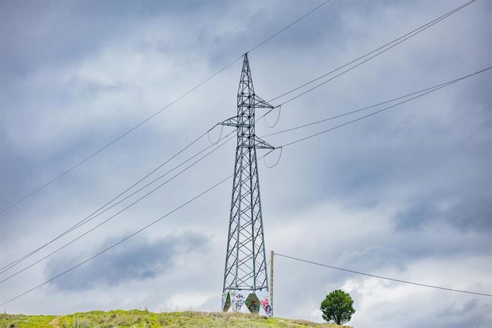Una torre de tensión eléctrica, a 10 de marzo de 2026, en Madrid (España). 