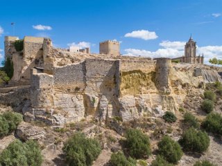Vista de la muralla de la Fortaleza de la Mota en la que se va a intervenir