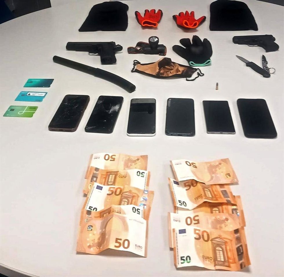 Los objetos hallados en el interior de un vehículo durante un control en la C-12 en Móra d'Ebre (Tarragona)