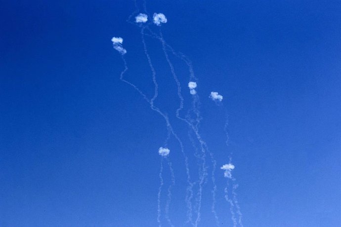 Archivo - Imagen de archivo del humo después de que las fuerzas de Israel hayan interceptado drones lanzados en su contra.