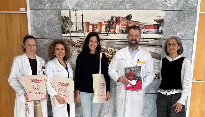 El gerente del área I de salud, Amancio Marín, con colaboradoras de la Fundación y personal del hospital.