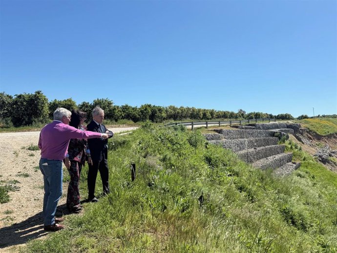 Imagen de la visita del presidente de la Diputación, Salvador Fuentes, y la alcaldesa de Palma del Río, Matilde Esteo, a caminos públicos que se vieron afectados por las borrascas.