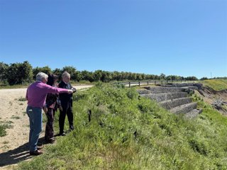 Imagen de la visita del presidente de la Diputación, Salvador Fuentes, y la alcaldesa de Palma del Río, Matilde Esteo, a caminos públicos que se vieron afectados por las borrascas.