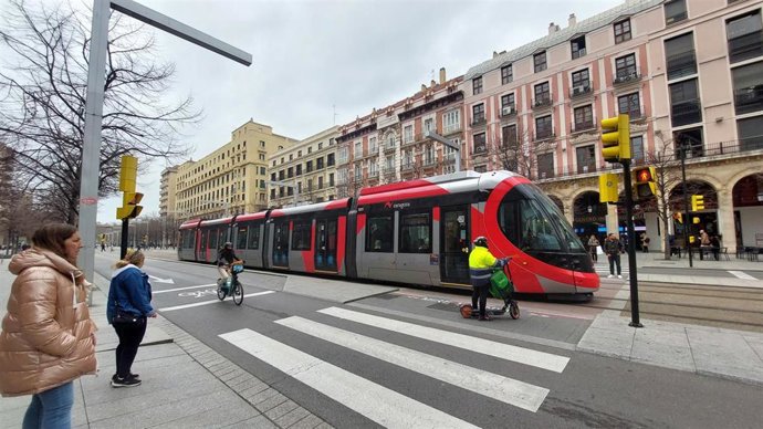 Tranvía de Zaragoza a su paso por el Paseo Independencia.