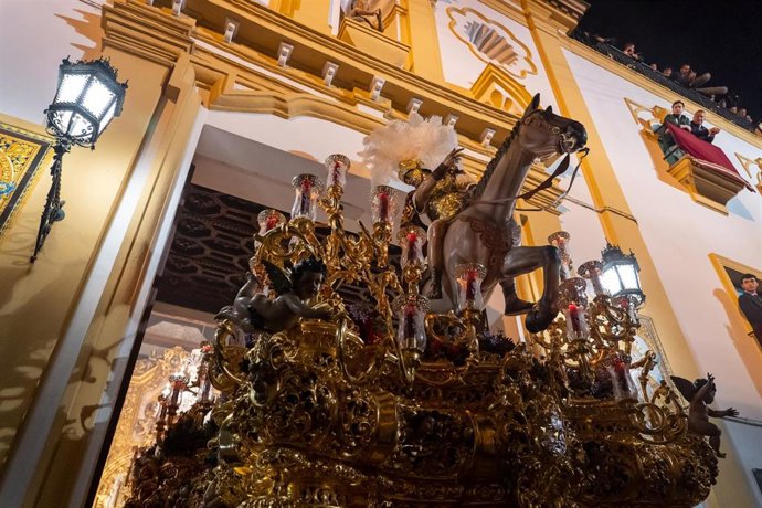 Archivo - El Cristo de las Tres Caídas de Triana sale de la Capilla de los Marineros, en una reciente Madrugada.