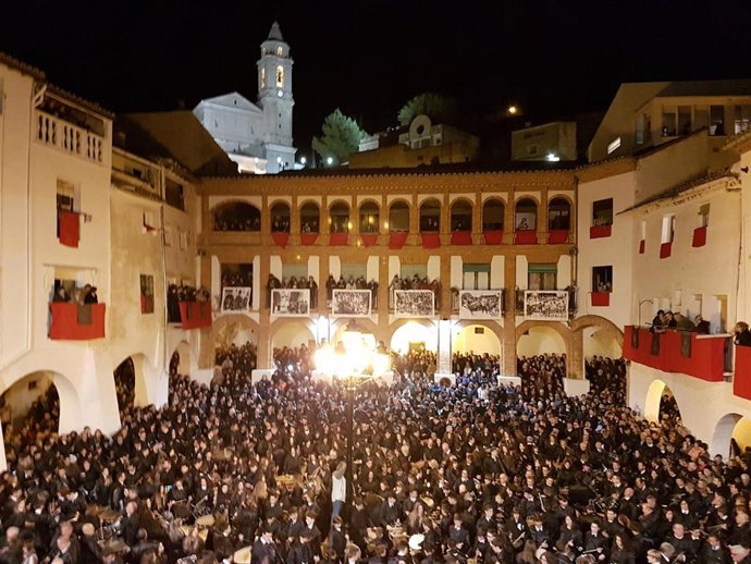 Archivo - La plaza de Híjar durante la celebración de 'Romper la hora'