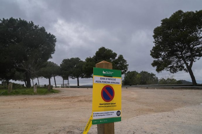 Una valla indica la prohibición del acceso al Parque Natural de Collserola