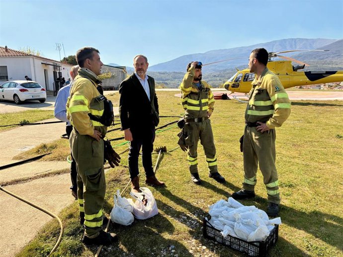 El consejero de Gestión Forestal y Mundo Rural en funciones de la Junta de Extremadura, Francisco José Ramírez, en su visita al incendio forestal en Losar de la Vera