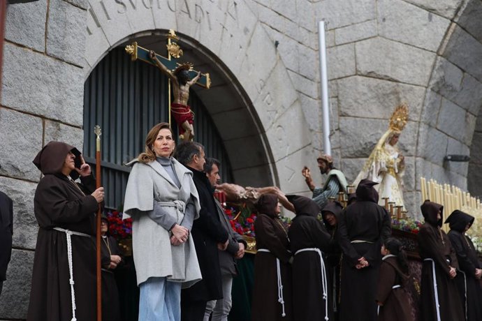 La alcaldesa de Zaragoza, Natalia Chueca, presente en el estreno del nuevo paso de la Crucifxión en su procesión titular,en la iglesia de San Antonio