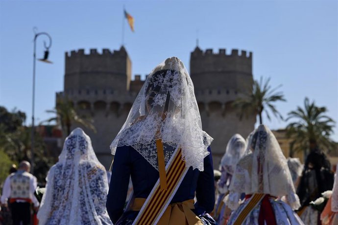 Varias falleras durante la ofrenda de las Falleras a la Virgen de los Desamparados, a 17 de marzo de 2026