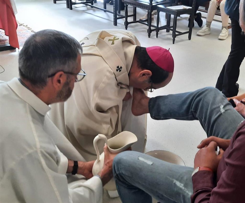 El arzobispo de Pamplona y Obispo de Tudela, Florencio Roselló, lava los pies a varios internos en la celebración de la eucaristía del Jueves Santo en el centro penitenciario de la capital navarra.