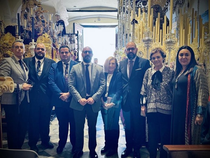 Imagen de este Jueves Santo de la visita del alcalde de El Puerto de Santa María, Germán Beardo, a la Hermandad de Humildad y Paciencia.