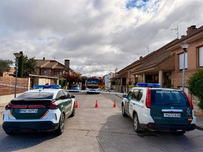 Patrullas de la Guardia Civil en el lugar en el que se ha registrado un incendio en Cintruénigo.
