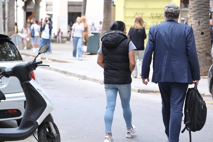 Archivo - Los acusados de asesinato de un bebé al arrojarlo a un contenedor a su llegada a la Audiencia Provincial de Palma, a 24 de octubre de 2025, en Palma de Mallorca, Baleares (España). 