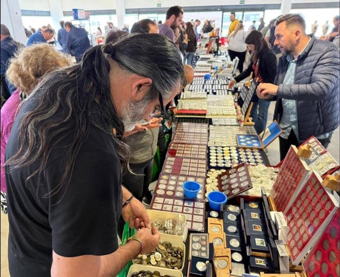 Clientes en un puesto del mercado de coleccionismo de Villanueva de la Serena.