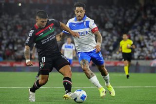 Futbol, Universidad Catolica vs Palestino Fecha 28, Liga de primera 2025. El jugador de Universidad Catolica Fernando Zampedri, derecha, disputa el balon contra Jonathan Benitez de Palestino durante un partido de la liga de primera disputado en el