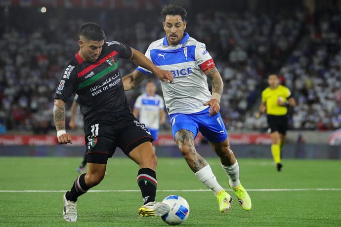 Futbol, Universidad Catolica vs Palestino Fecha 28, Liga de primera 2025. El jugador de Universidad Catolica Fernando Zampedri, derecha, disputa el balon contra Jonathan Benitez de Palestino durante un partido de la liga de primera disputado en el