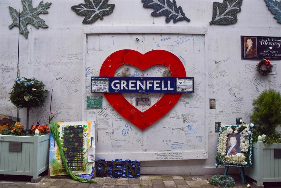 Archivo -  Homenajes en el muro conmemorativo situado junto a la Torre Grenfell, bloque de pisos que está siendo demolido en Londres