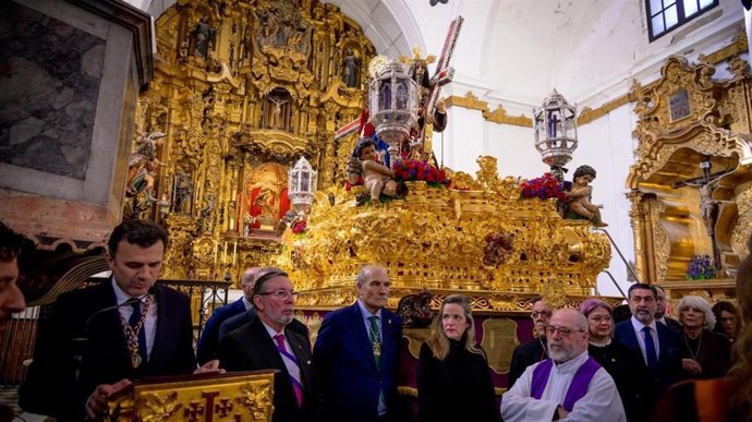 El alcalde de Cádiz, Bruno García, este Jueves Santo durante el acto de entrega del bastón de mando a Jesús Nazareno del barrio de Santa María.