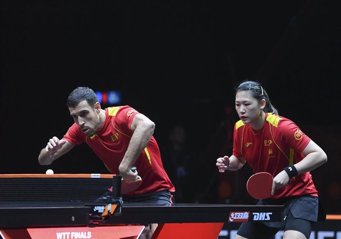Archivo - María Xiao y Álvaro Robles, durante un partido por parejas.