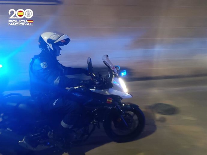 Un agente de la Policía Nacional en moto.