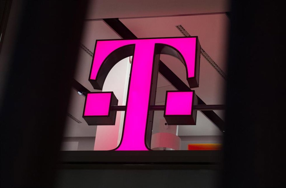 Archivo - FILED - 16 February 2018, North Rhine-Westphalia, Cologne: The Deutsche Telekom logo is displayed at one of the company's sales outlets in downtown Cologne. German telecommunications giant Deutsche Telekom reported that first-quarter net profit