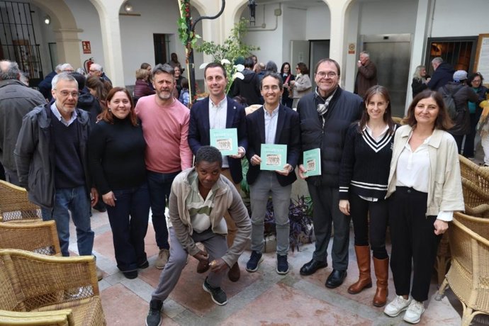 Los residentes del albergue Casa de Família celebran el Jueves Santo con una misa y una merienda