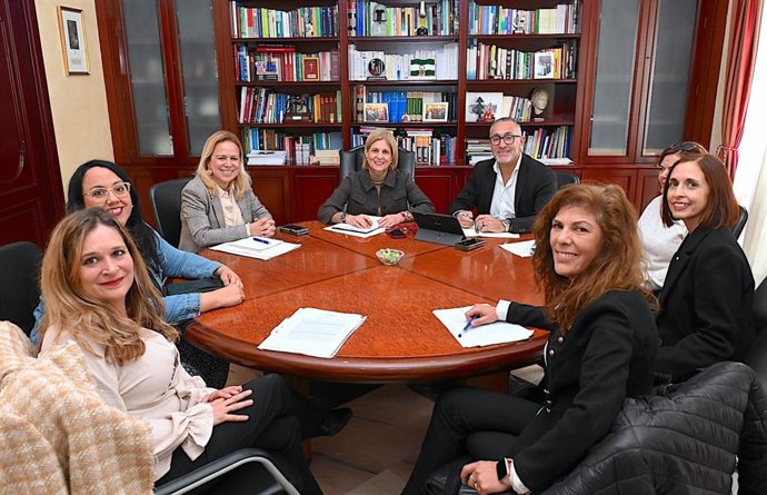 Imagen del encuentro entre la alcaldesa de Jerez de la Frontera, María José García-Pelayo, y la Asociación Uniper.