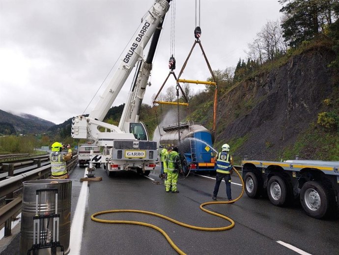 Camión accidentado en Idiazabal