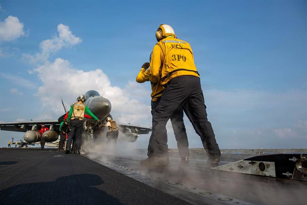 Avión de guerra electrónica EA-18G Growler, listo para despegar desde la cubierta de vuelo del portaaviones de la clase Nimitz USS Abraham Lincoln.