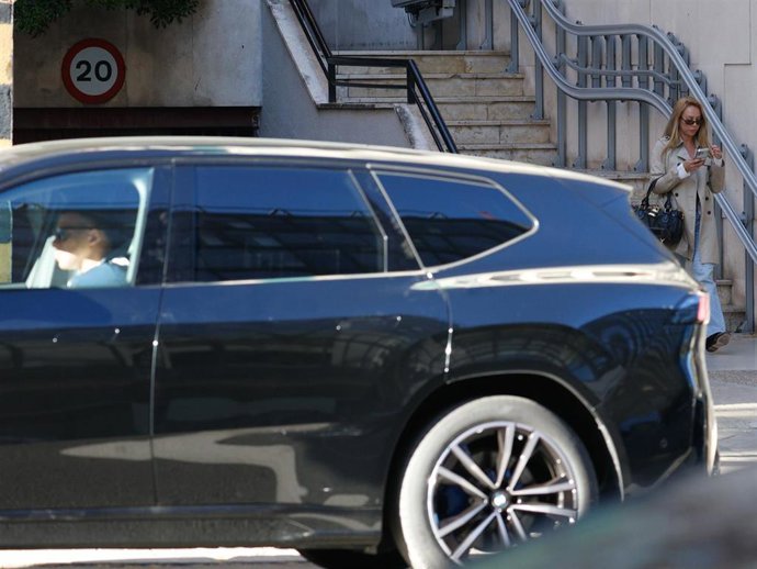 Kylian Mbappé recoge a Ester Expósito en Madrid tras pasar unos días separados por sus compromisos profesionales