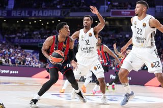 Archivo - Trent Forrest of Kosner Baskonia Vitoria-Gasteiz and Theo Maledon and Walter Samuel Tavares da Veiga of Real Madrid in action during the Turkish Airlines EuroLeague Regular Season Round 15 match between Real Madrid and Kosner Baskonia Vitoria-Ga