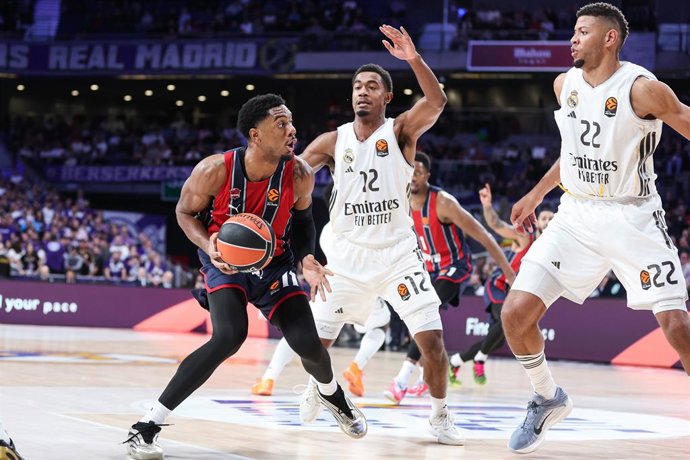 Archivo - Trent Forrest of Kosner Baskonia Vitoria-Gasteiz and Theo Maledon and Walter Samuel Tavares da Veiga of Real Madrid in action during the Turkish Airlines EuroLeague Regular Season Round 15 match between Real Madrid and Kosner Baskonia Vitoria-Ga