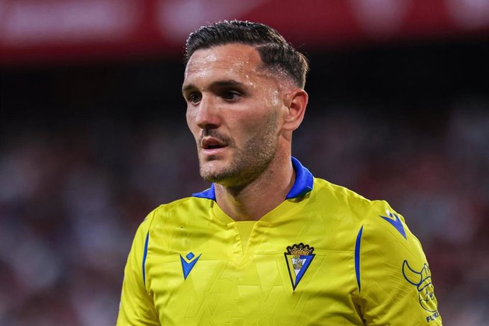 Archivo - Lucas Pérez, en un partido con el Cádiz CF.