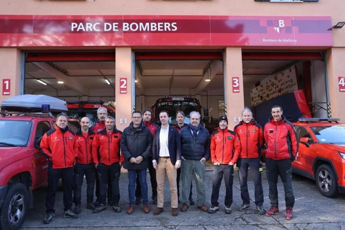 El presidente del Consell de Mallorca, Llorenç Galmés, visita el parque de bomberos de Sóller.
