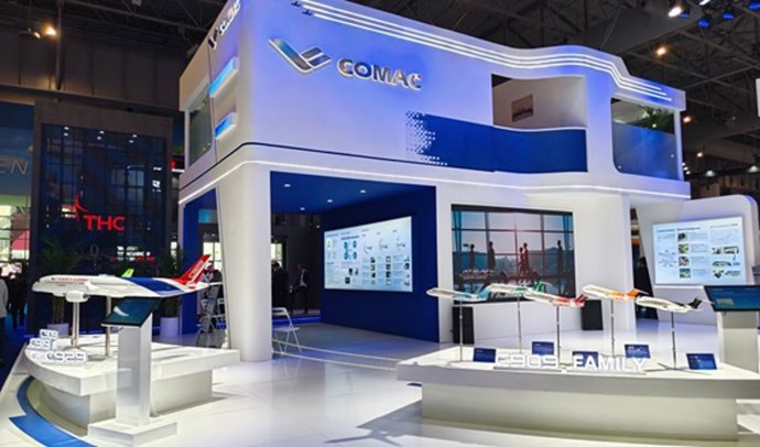 Archivo - Stand de Comac en el Salón de Aeronáutico Dubái, donde participa por primera vez.