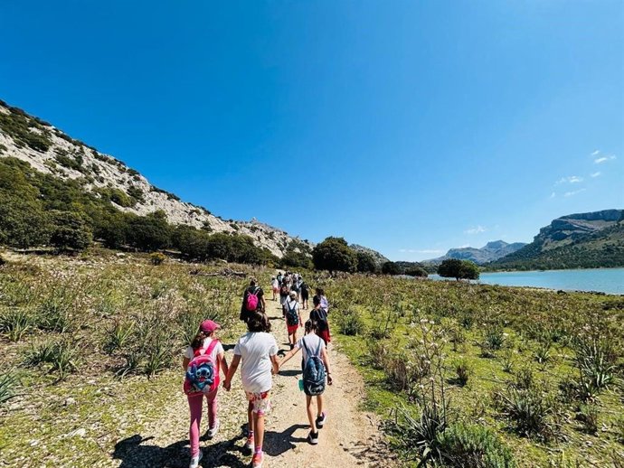 Archivo - Escolares durante una excursión a la Serra de Tramuntana, en Mallorca.