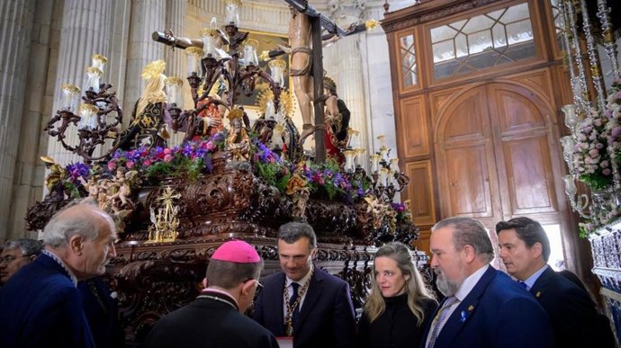 Visita del alcalde de Cádiz, Bruno García, a una de las hermandades del Jueves Santo.