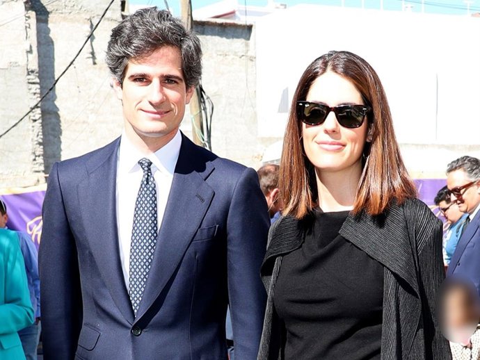 Los Duques de Huéscar en la Iglesia del Cristo de los Gitanos en la mañana del Jueves Santo