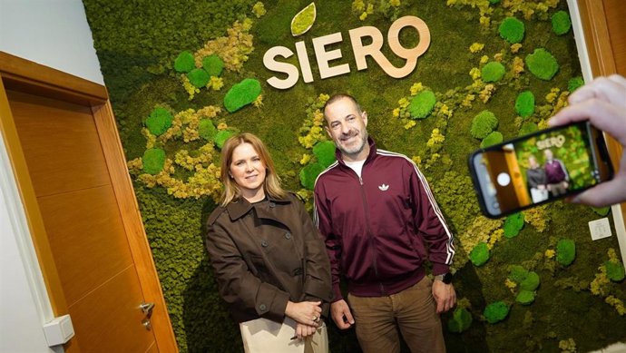 El alcalde de Siero, Ángel García, y la concejala de Educación, Igualdad, y Juventud, Eva Iglesias.