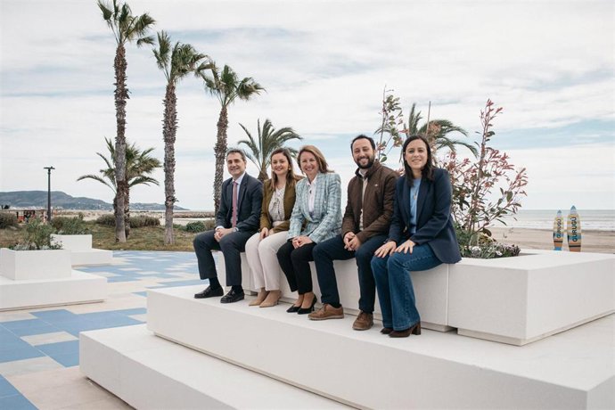Castelló abre sus playas estrenando mobiliario en Ferrandis Salvador con variedad de servicios