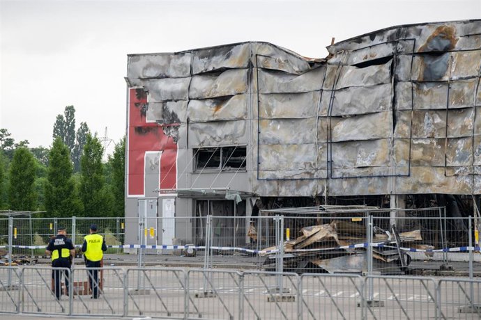 Archivo - Centro comercial Marywilska 44 en Varsovia, devorado por las llamas tras un incendio en 2024. 