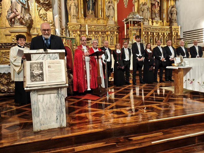 El arzobispo de Pamplona y obispo de Tudela, Florencio Roselló, en la parroquia de San Agustín, en la capital navarra, en la celebración del voto de las Cinco Llagas.