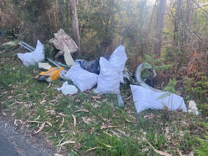 Vertido depositado en una carretera de Culleredo (A Coruña) procedente de un local de hostelería en obras.