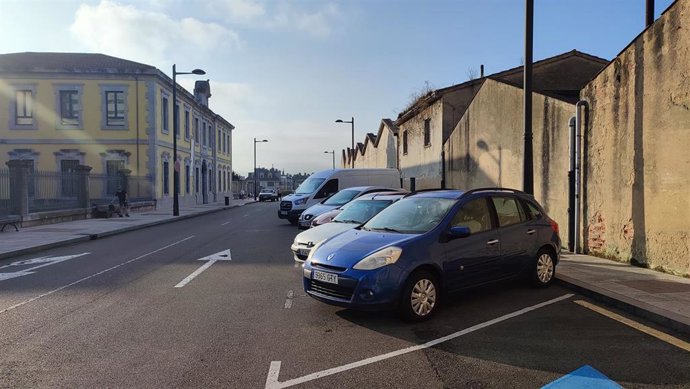 Archivo - Aparcamiento en Oviedo, zona blanca, coches aparcados.