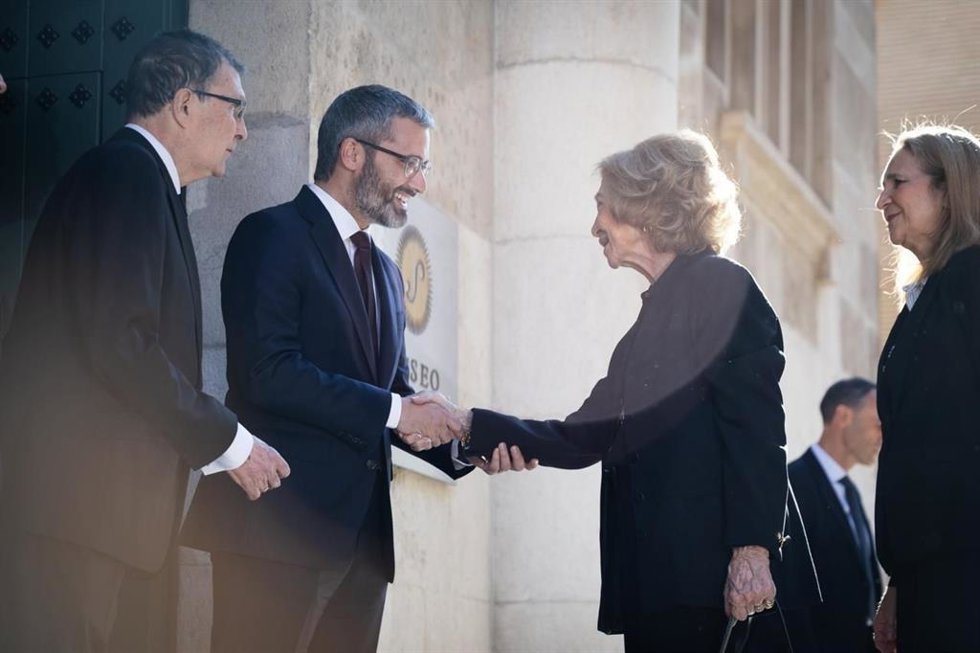 El delegado del Gobierno, Francisco Lucas, recibe a la Reina Sofía en el Museo Salzillo de Murcia.