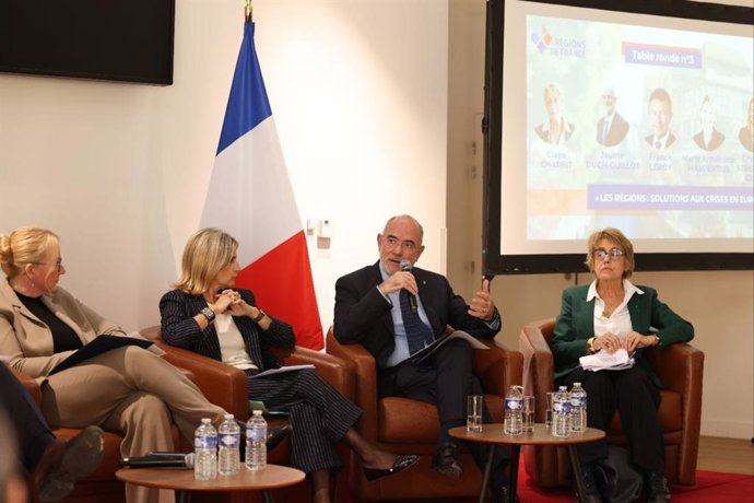 El conseller de Unión Europea y Acción Exterior de la Generalitat, Jaume Duch, participa en una mesa redonda en el Senado de Francia