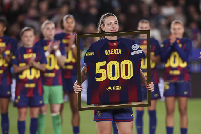 Alexia Putellas Segura of FC Barcelona celebrates her 500th appearance for the club during the UEFA Women’s Champions League 2025/26 Quarter-finals second Leg, football match played between FC Barcelona and Real Madrid CF at the Spotify Camp Nou stadium 