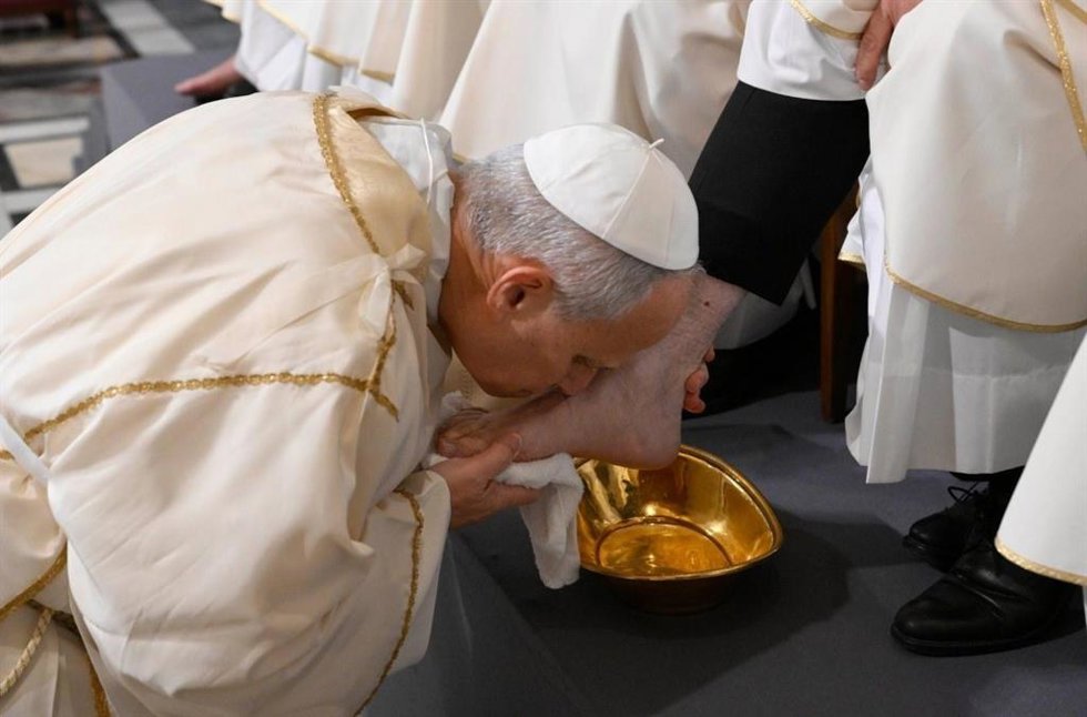 El Papa León XIV lava los pies a sacerdotes de la Diócesis de Roma