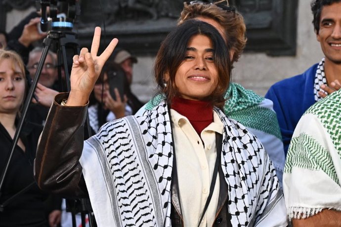 Archivo - October 8, 2025, Paris, Ile-De-France (Region, France: MEP Rima Hassan at the pro-Palestine demonstration in support of the Global Sumud Flotilla and Thousand Madleens flotillas in Paris on 8 October 2025.